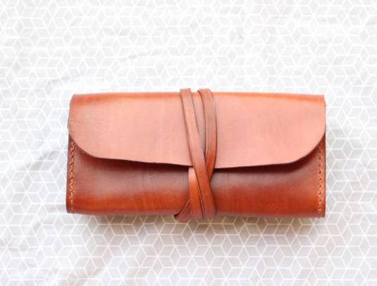 Dírkovaný kožený opasek žlutý