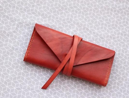 Dírkovaný kožený opasek žlutý