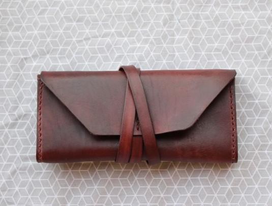 Dírkovaný kožený opasek žlutý