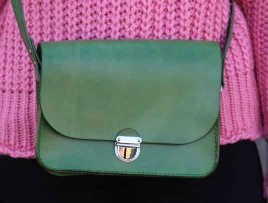 Dírkovaný kožený opasek žlutý