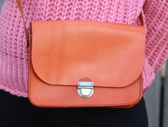 Dírkovaný kožený opasek žlutý