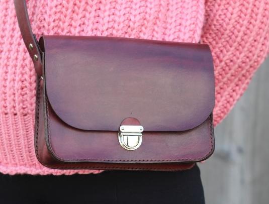 Dírkovaný kožený opasek žlutý