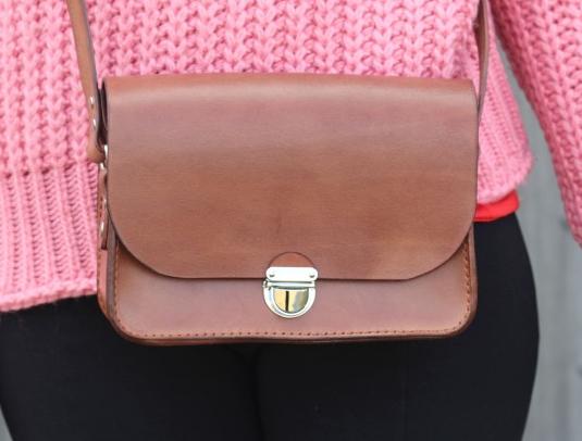 Dírkovaný kožený opasek žlutý