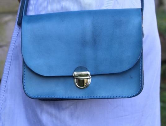 Dírkovaný kožený opasek žlutý