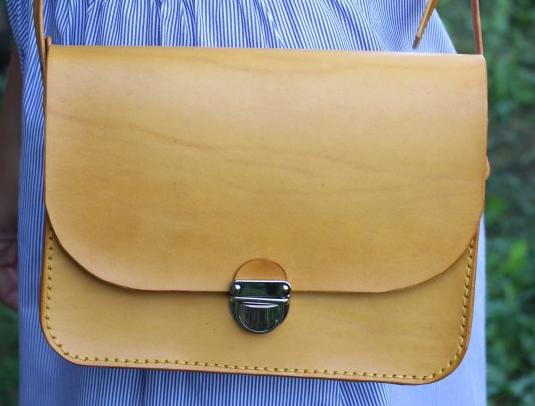 Dírkovaný kožený opasek žlutý