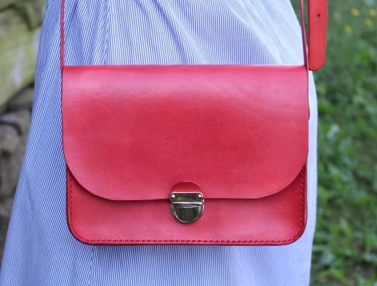 Dírkovaný kožený opasek žlutý