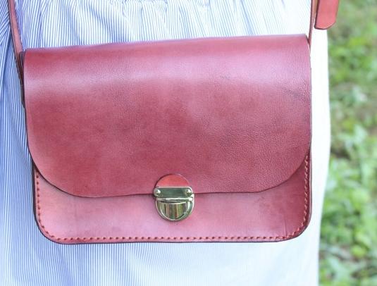 Dírkovaný kožený opasek žlutý