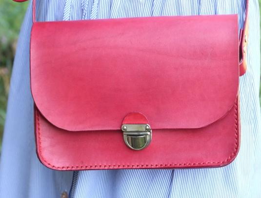 Dírkovaný kožený opasek žlutý