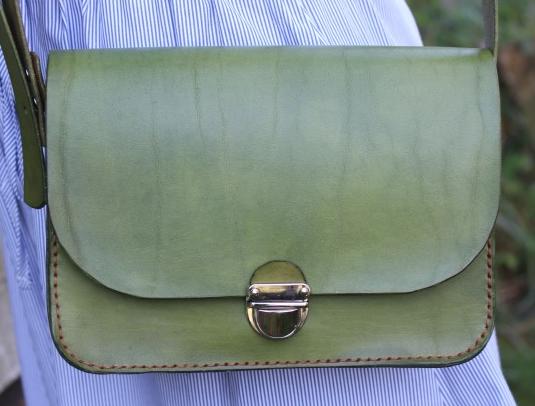 Dírkovaný kožený opasek žlutý