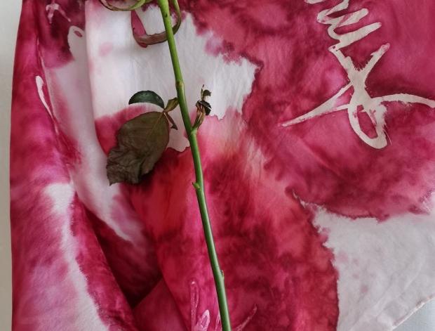 Hedvábný šátek Moje srdce bije pro červená srdce dárek bílá láska valentýn hedvábný šátek tyrkys love purpur amour ručně malovaný 