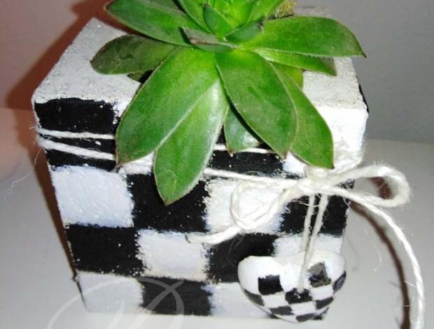 Betonová dóza s ornamenty