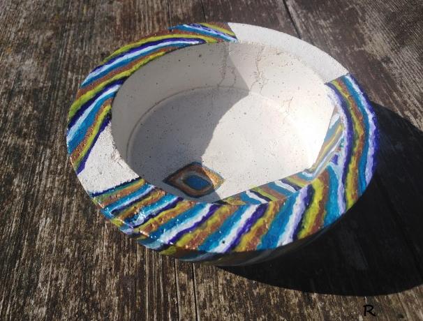 Betonová dóza s ornamenty