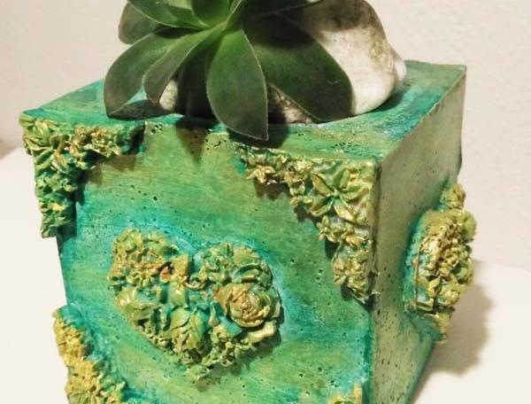 Betonová dóza s ornamenty