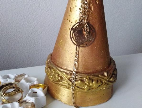 Betonová dóza s ornamenty