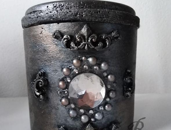 Betonová dóza s ornamenty