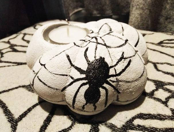 Betonová dóza s ornamenty