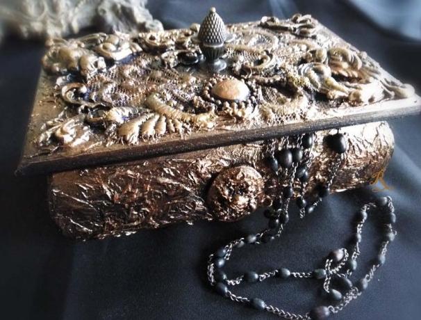 Betonová dóza s ornamenty