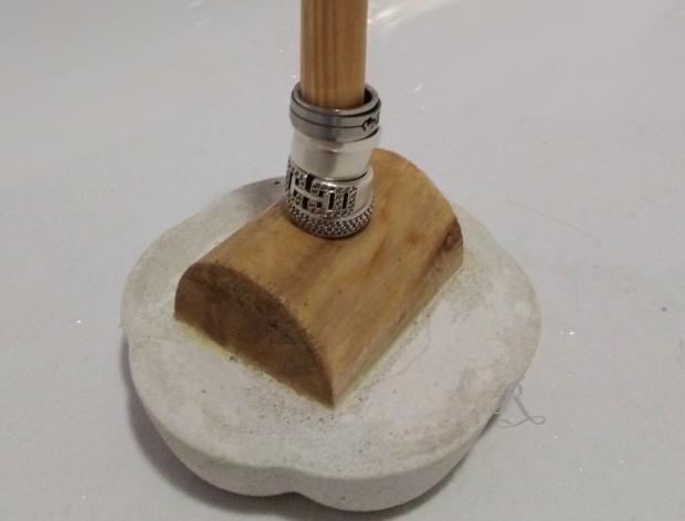 Betonová dóza s ornamenty