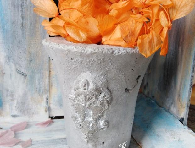 Betonová dóza s ornamenty