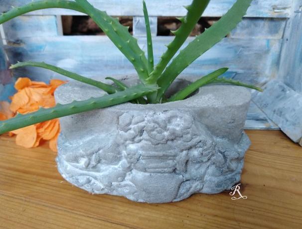 Betonová dóza s ornamenty