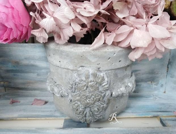 Betonová dóza s ornamenty