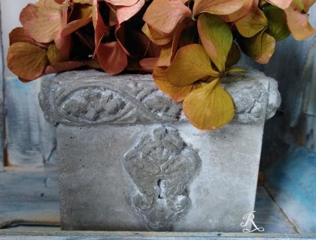 Betonová dóza s ornamenty