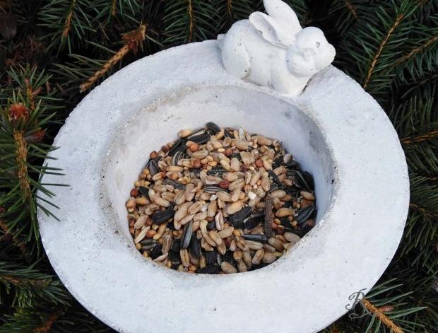 Betonová dóza s ornamenty