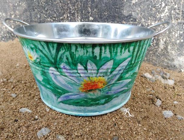 Betonová dóza s ornamenty