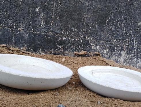 Podtácek, podmiska, talíř z betonu talíř bílý podtácek podmiska beton pod květináč 