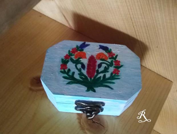 Betonová dóza s ornamenty