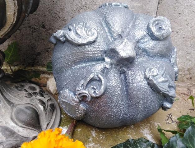 Betonová dóza s ornamenty