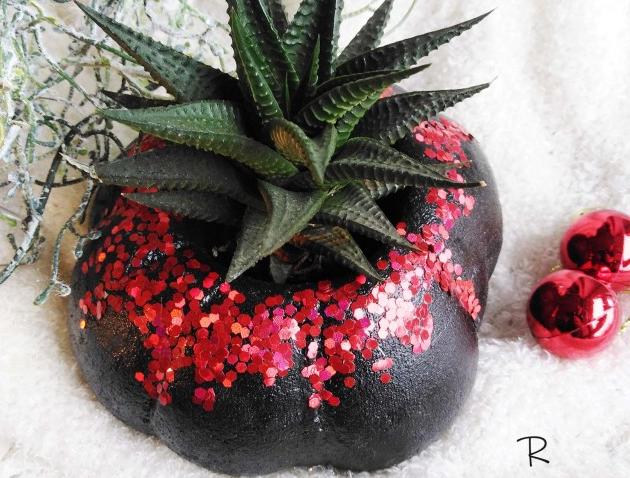 Betonová dóza s ornamenty