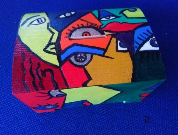 Betonová dóza s ornamenty