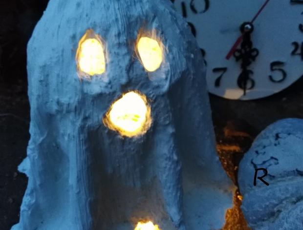 Betonová dóza s ornamenty