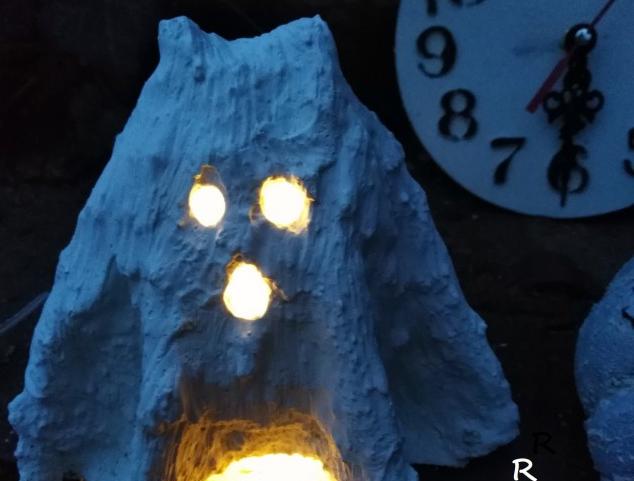 Betonová dóza s ornamenty