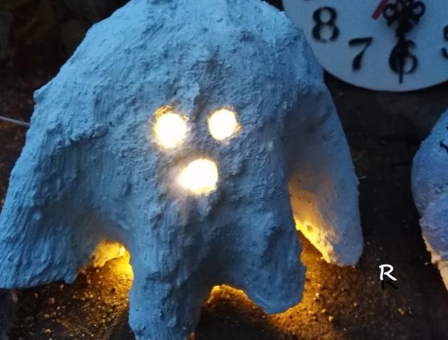 Betonová dóza s ornamenty