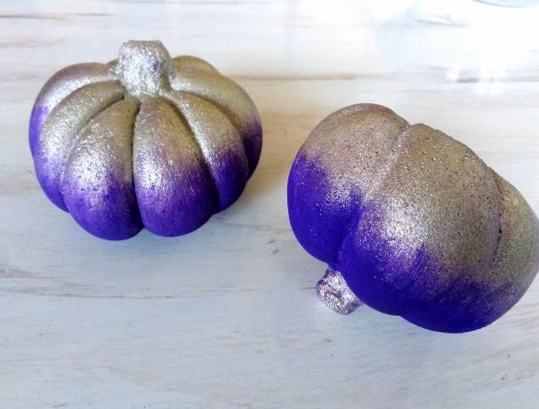 Dvě dýně z betonu fialovo-platinové dekorace podzim dýně fialová dušičky třpytivé platinová halloween 
