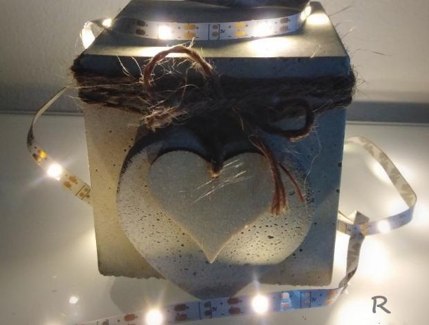 Betonová dóza s ornamenty