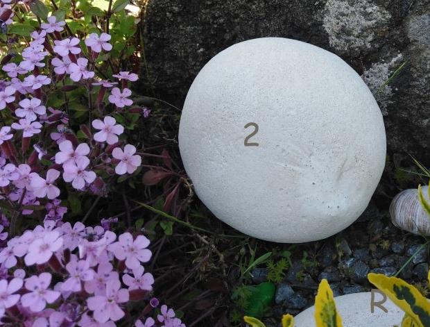 Betonová dóza s ornamenty