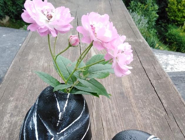 Betonová dóza s ornamenty