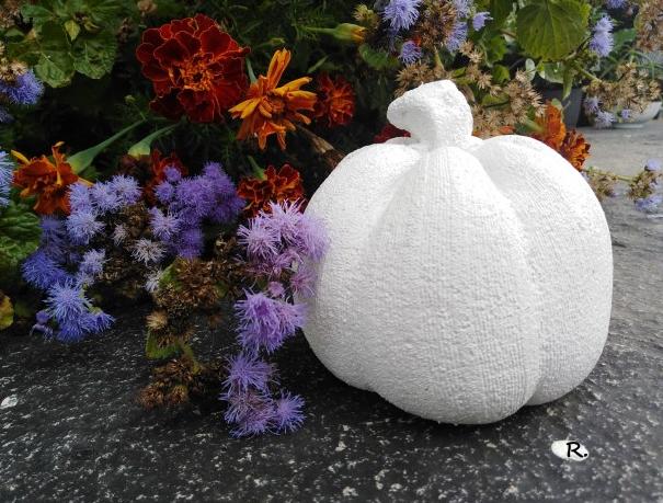 Betonová dóza s ornamenty