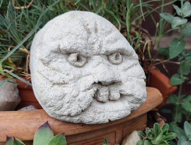 Betonová dóza s ornamenty