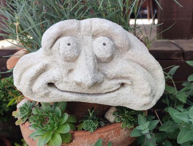 Betonová dóza s ornamenty