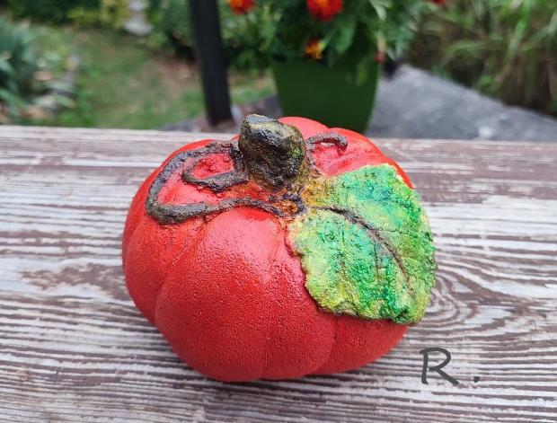 Betonová dóza s ornamenty