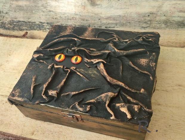 Betonová dóza s ornamenty