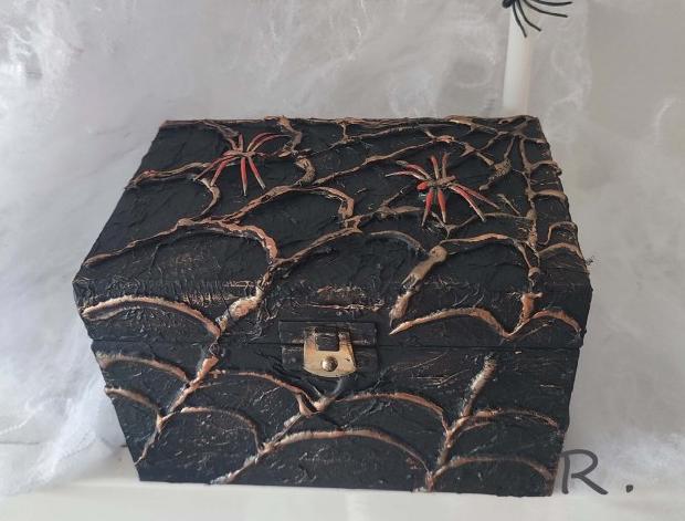 Betonová dóza s ornamenty