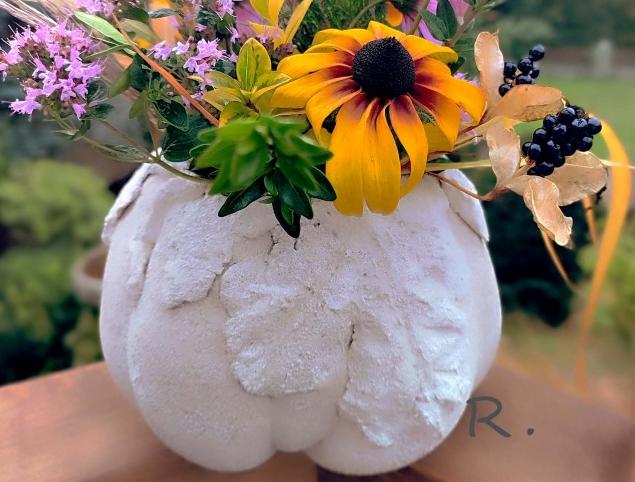 Betonová dóza s ornamenty