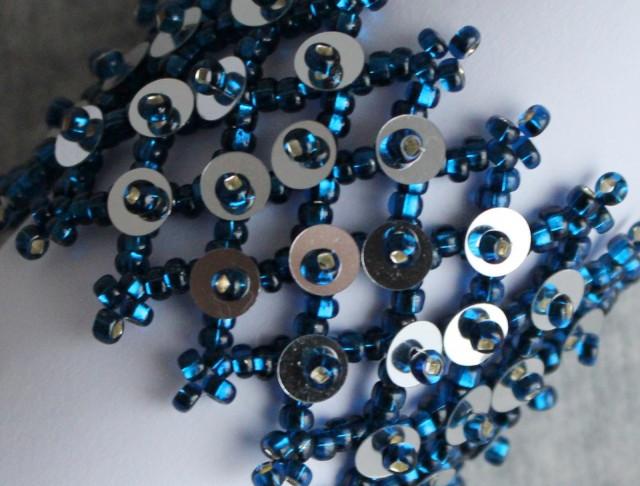 Šitý náramek v modro-stříbrné náramek korálky modrá elegantní šitý lesklý stříbrná rokajl beadweaving večerní námořnická námořník třpytivý flitry alergik široký 