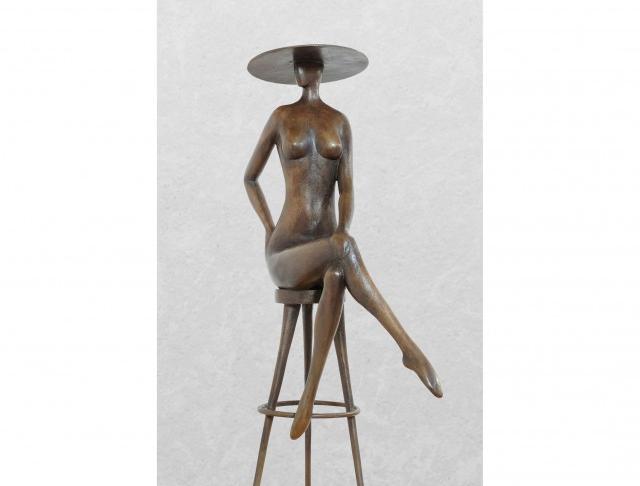 Dáma na židličce- socha bronz 82 cm