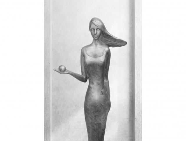 Dívka s jablkem, socha cín originál dekorace kov originální cín moderní plastika socha kovová ženy žena soška sochy figura dívka originál umění postava do bytu barbora fausová do interiéru dívky cínová vysoká z cínu limitovaná edice z kovu umělecké dílo socha cín velká socha 
